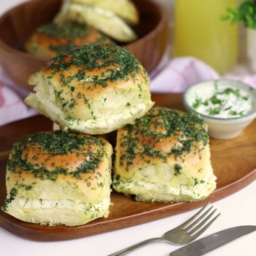 PEYNİR DOLGULU SARIMSAKLI ÇÖREK